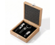 Coffret vin avec accessoires en inox dans une boîte en bois couleur bois