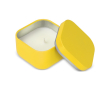 Bougie en cire végétale avec parfum vanille dans un pot en métal carré couleur jaune