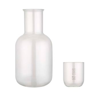 Ensemble carafe en verre et verre finition mate, parfaits pour l’eau