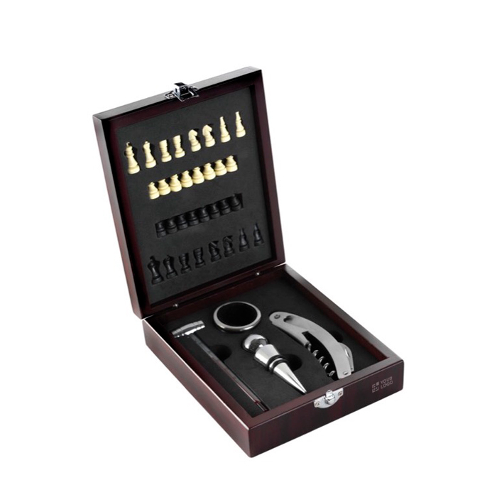 Set de vin dans boîte en bois avec plateau de jeu d’échecs