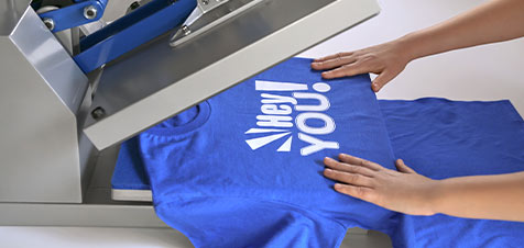 impression sur un t-shirt bleu