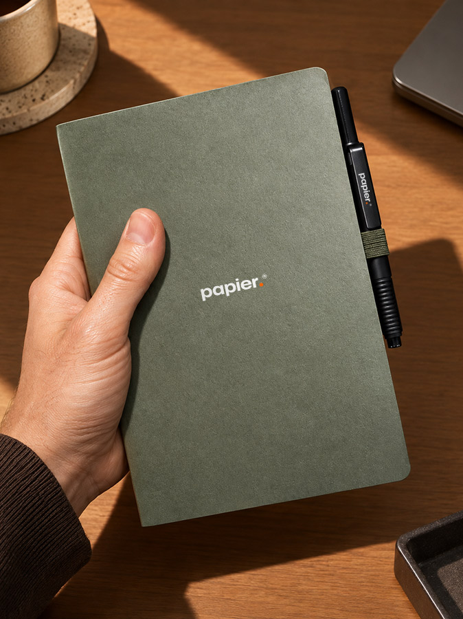 Carnet vert personnalisé avec un stylo assorti portant le même logo