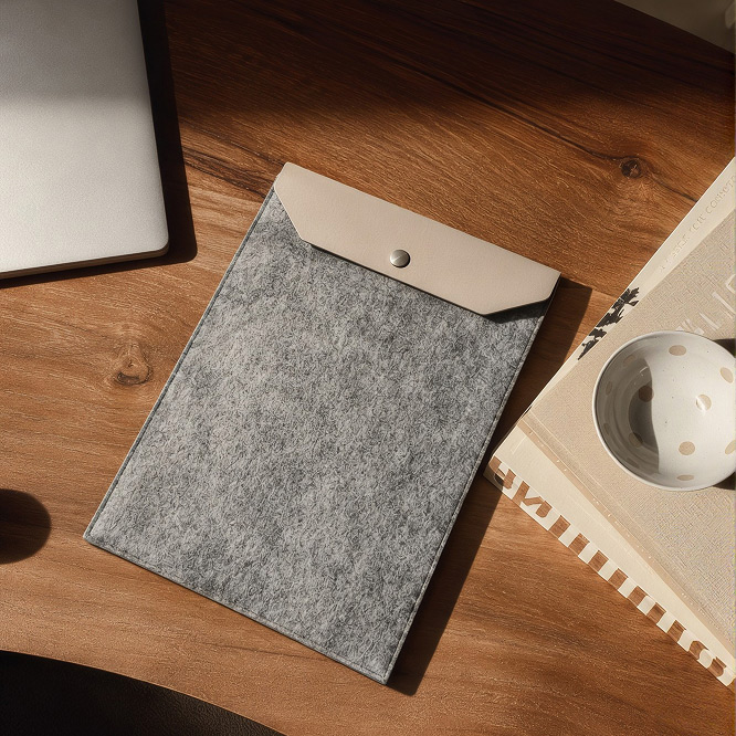 Pochette porte-documents en feutre gris avec rabat beige et fermeture par bouton-pression