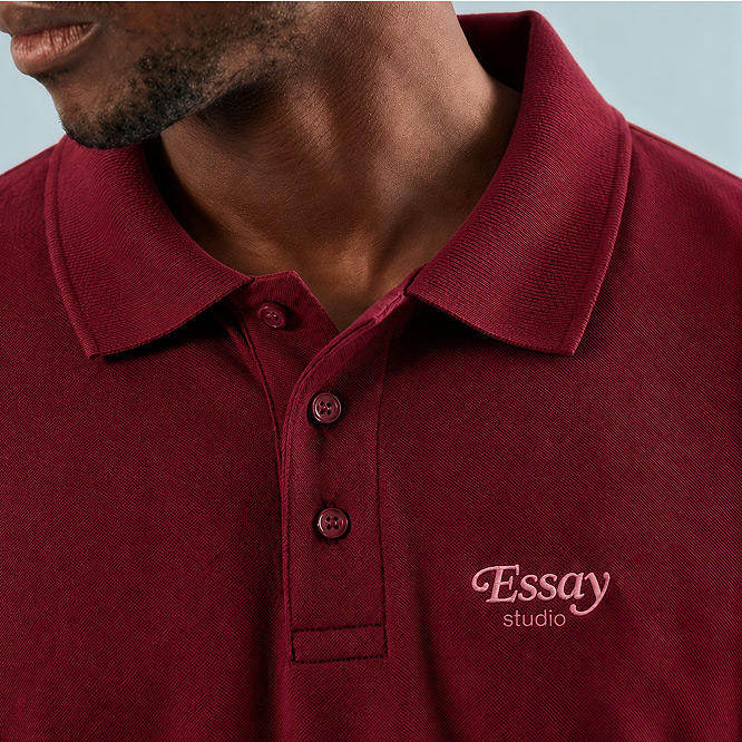 Polo bordeaux avec un logo brodé sur la poitrine