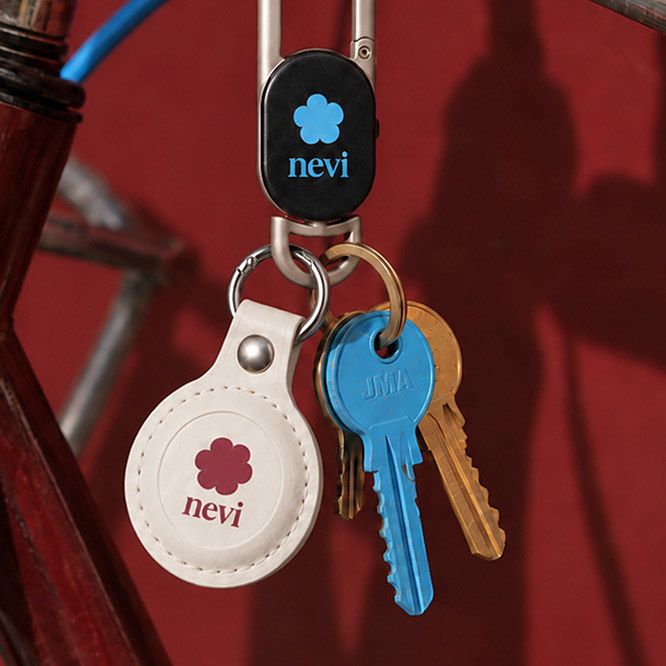 Localisateurs de clés et traceurs personnalisés attachés à un trousseau de clés