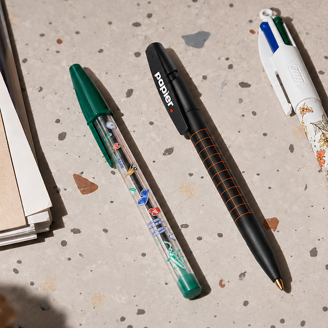 Stylos personnalisés de différents modèles et couleurs