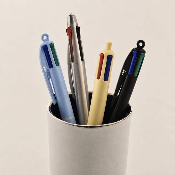 Stylos à quatre couleurs en bleu, argenté, jaune et noir