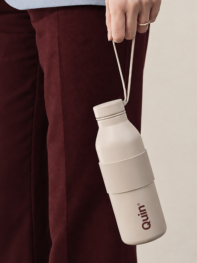 Bouteille d’eau crème avec logo imprimé et sangle de transport