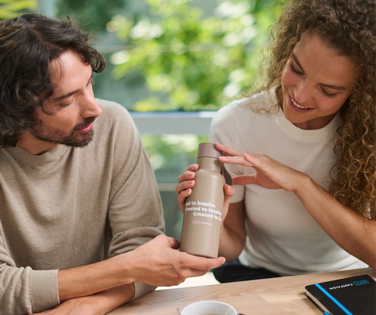 L'équipe de Gift Campaign présente des cadeaux d'entreprise